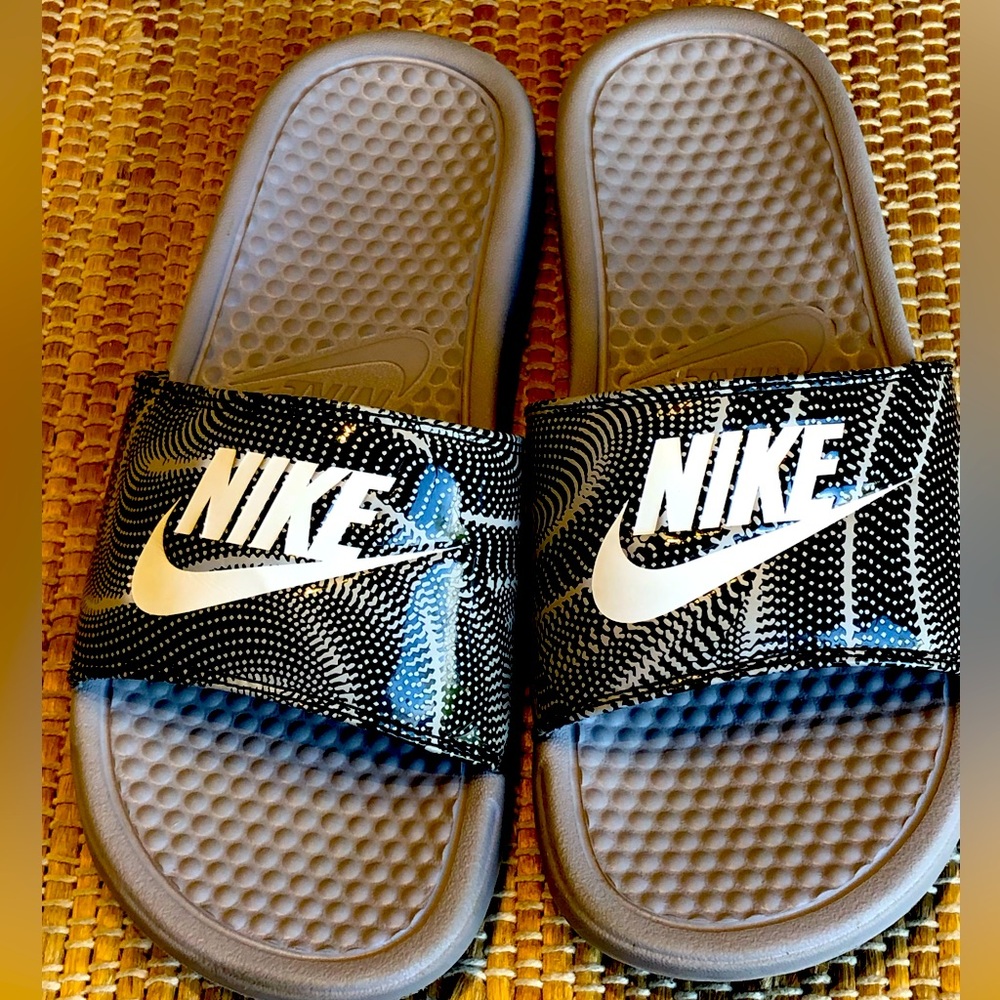 NIKE s8 ladies pool slides. Look new!